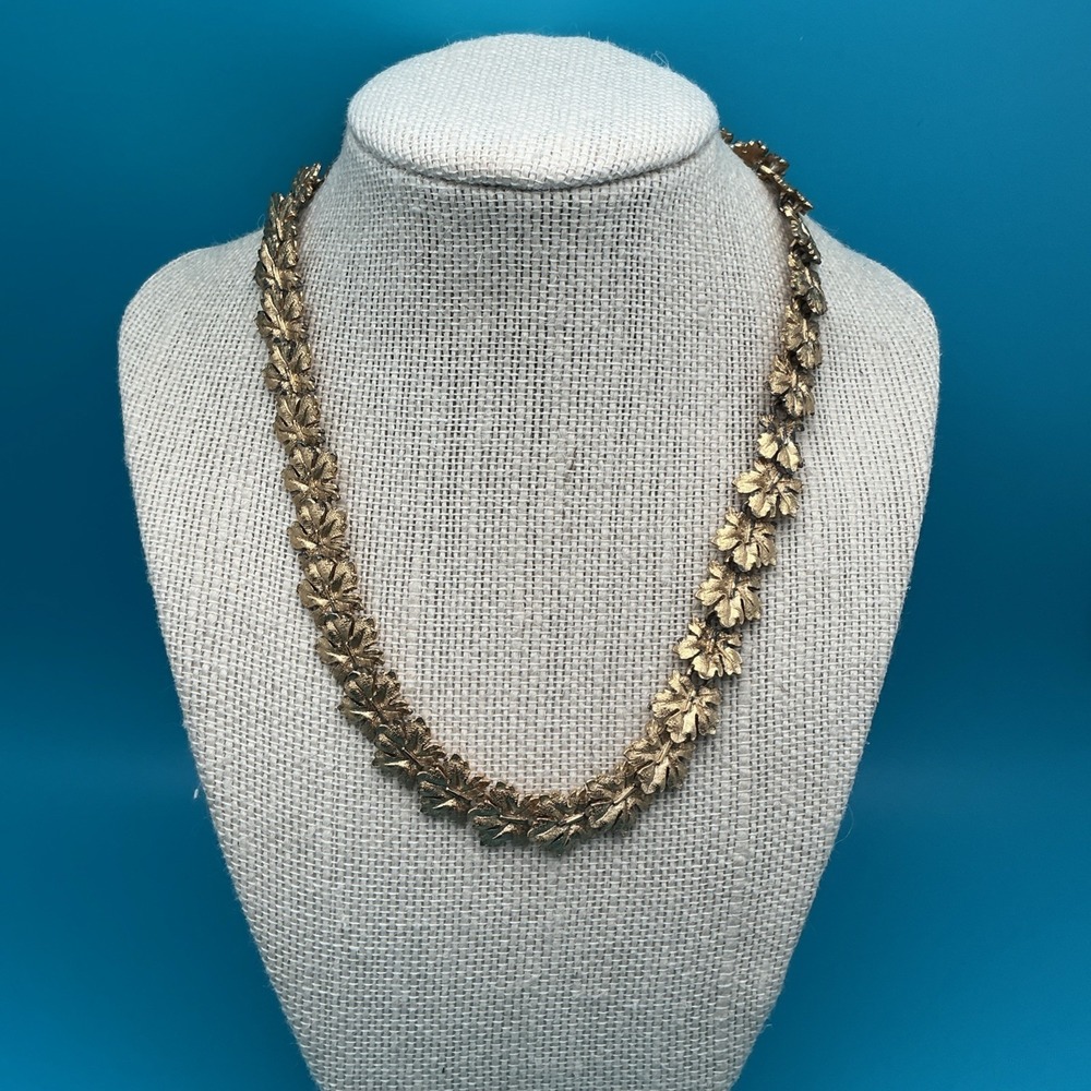 Vintage‎ 16 Inch Napier Overlapping Gold Tone Leaf Necklace Choker Collar